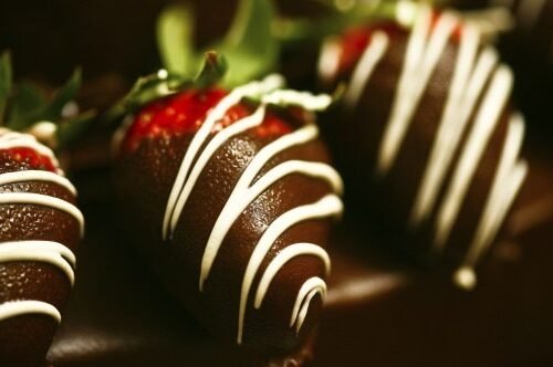 ESTACIÓN DE FRUTILLAS Y BANANAS BAÑADAS EN CHOCOLATE MÁS TOPPING (60 UNIDADES)