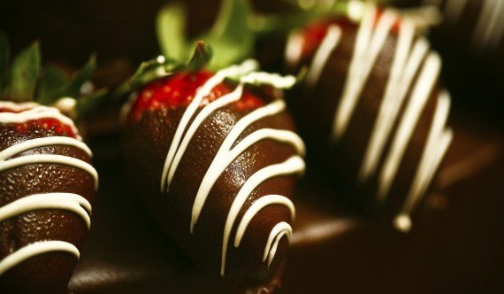 ESTACIÓN DE FRUTILLAS Y BANANAS BAÑADAS EN CHOCOLATE MÁS TOPPING (60 UNIDADES)